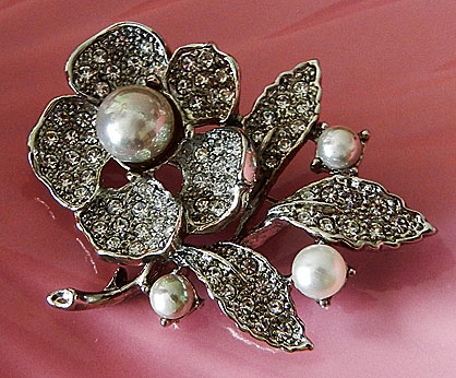a beautiful vintage costume jewelry brooch unsigned