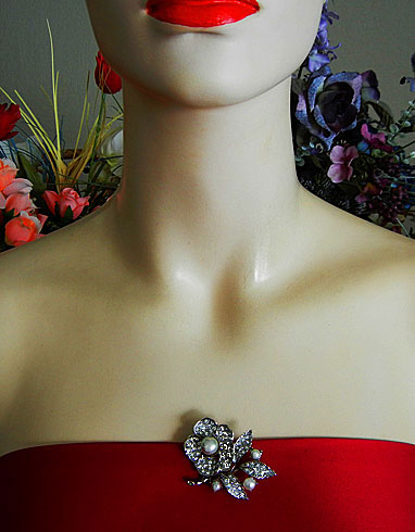 a beautiful vintage costume jewelry brooch unsigned