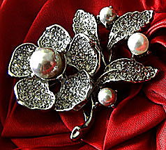 a beautiful vintage costume jewelry Brooch unsigned