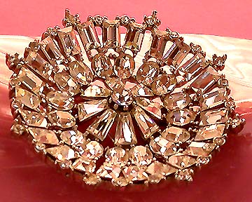 a beautiful vintage costume jewelry brooch unsigned