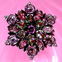 a beautiful vintage costume jewelry Brooch unsigned