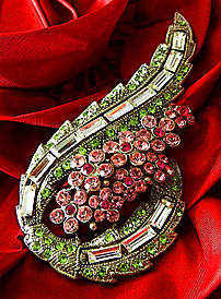 a beautiful vintage costume jewelry Brooch unsigned
