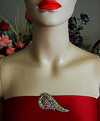 a beautiful vintage costume jewelry Brooch unsigned