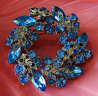 a beautiful vintage costume jewelry brooch unsigned