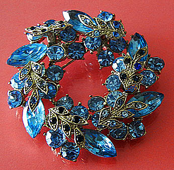 a beautiful vintage costume jewelry brooch unsigned
