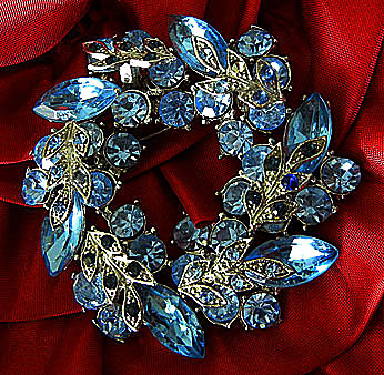 a beautiful vintage costume jewelry brooch unsigned