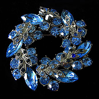 a beautiful vintage costume jewelry brooch unsigned