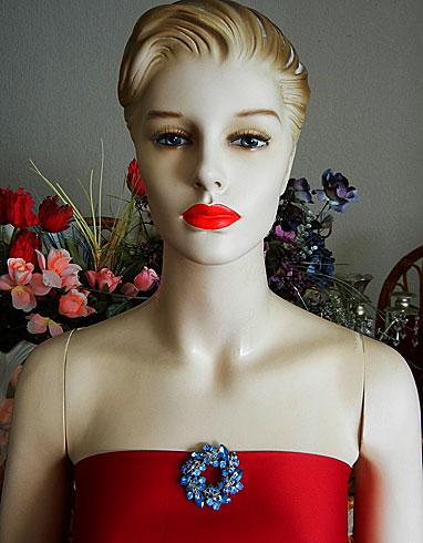 a beautiful vintage costume jewelry brooch unsigned