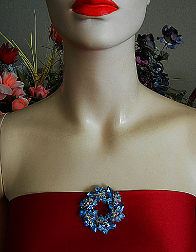 a beautiful vintage costume jewelry brooch unsigned