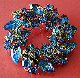 a beautiful vintage costume jewelry Brooch unsigned