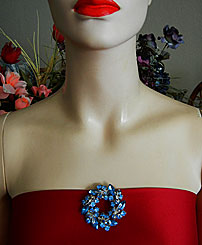a beautiful vintage costume jewelry Brooch unsigned