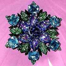 a beautiful vintage costume jewelry Brooch unsigned
