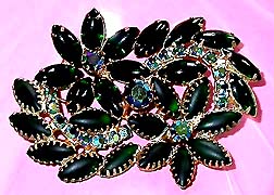 a beautiful vintage costume jewelry Brooch unsigned