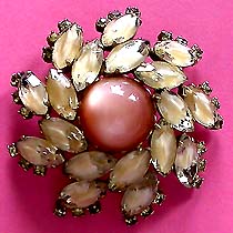 a beautiful vintage costume jewelry Brooch unsigned