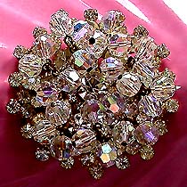 a beautiful vintage costume jewelry Brooch unsigned