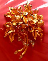 a beautiful vintage costume jewelry Brooch unsigned