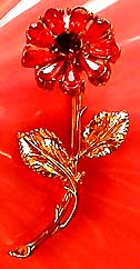 a beautiful vintage costume jewelry Brooch unsigned