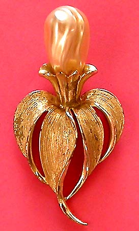 a beautiful vintage costume jewelry brooch unsigned