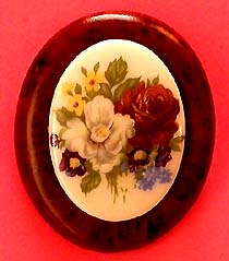 a beautiful vintage costume jewelry Brooch unsigned