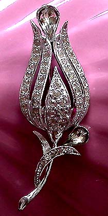 a beautiful vintage costume jewelry brooch unsigned