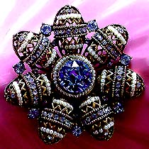 a beautiful vintage costume jewelry Brooch unsigned
