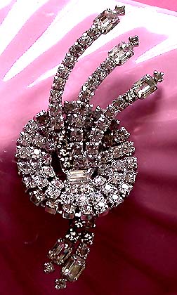 a beautiful vintage costume jewelry brooch unsigned