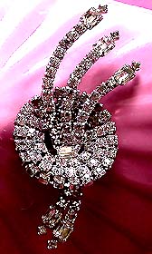 a beautiful vintage costume jewelry Brooch unsigned