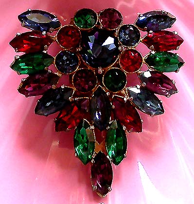 a beautiful vintage costume jewelry brooch unsigned