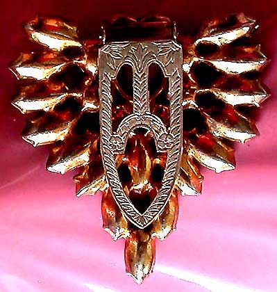 a beautiful vintage costume jewelry brooch unsigned