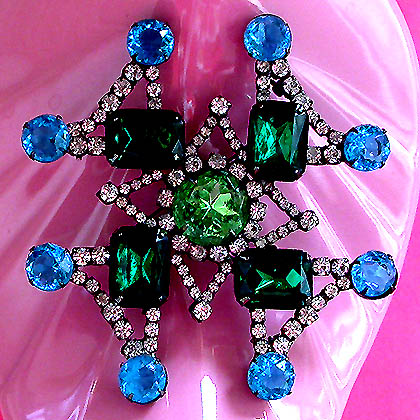a beautiful vintage costume jewelry brooch unsigned