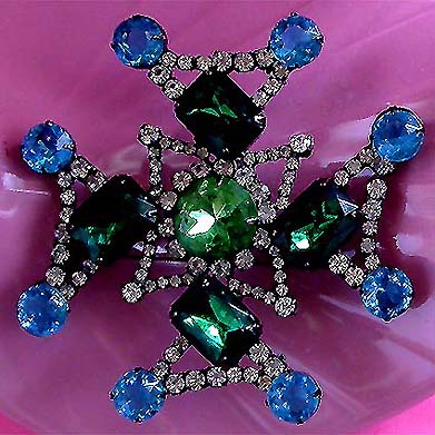 a beautiful vintage costume jewelry brooch unsigned
