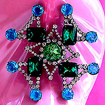 a beautiful vintage costume jewelry Brooch unsigned