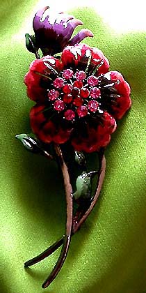 a beautiful vintage costume jewelry brooch unsigned