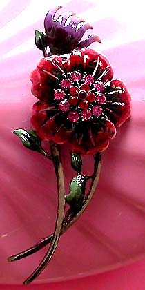 a beautiful vintage costume jewelry brooch unsigned