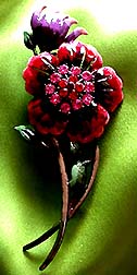 a beautiful vintage costume jewelry Brooch unsigned