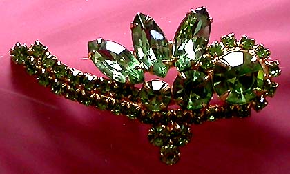 a beautiful vintage costume jewelry brooch unsigned