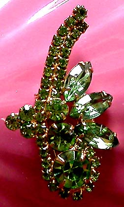 a beautiful vintage costume jewelry brooch unsigned