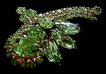 a beautiful vintage costume jewelry brooch unsigned