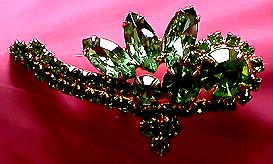 a beautiful vintage costume jewelry Brooch unsigned