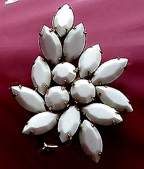 a beautiful vintage costume jewelry Brooch unsigned