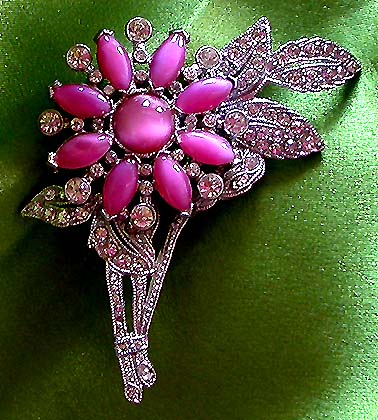 a beautiful vintage costume jewelry brooch unsigned