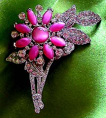 a beautiful vintage costume jewelry Brooch unsigned