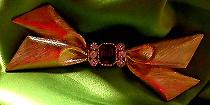a beautiful vintage costume jewelry brooch unsigned