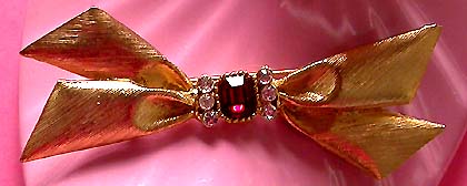 a beautiful vintage costume jewelry brooch unsigned