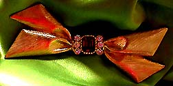 a beautiful vintage costume jewelry Brooch unsigned