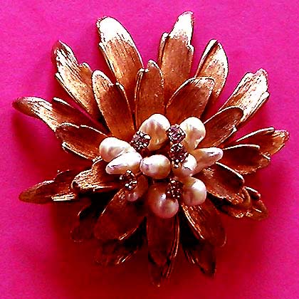 a beautiful vintage costume jewelry brooch unsigned