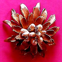 a beautiful vintage costume jewelry Brooch unsigned