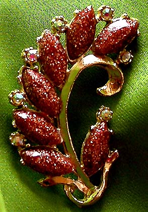 a beautiful vintage costume jewelry brooch unsigned