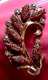 a beautiful vintage costume jewelry Brooch unsigned