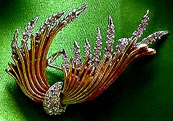 a beautiful vintage costume jewelry Brooch unsigned